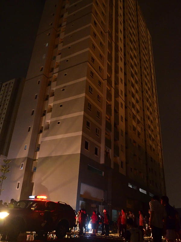 Chung cư HQC Plaza phát cháy ở tầng 11 trong đêm khiến người dân hoảng loạn tháo chạy